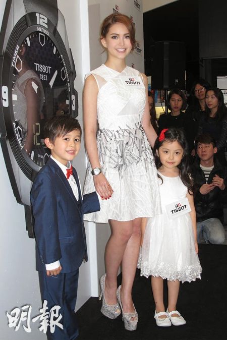 Hannah Quinlivan with her two adorable children pose for a photo.